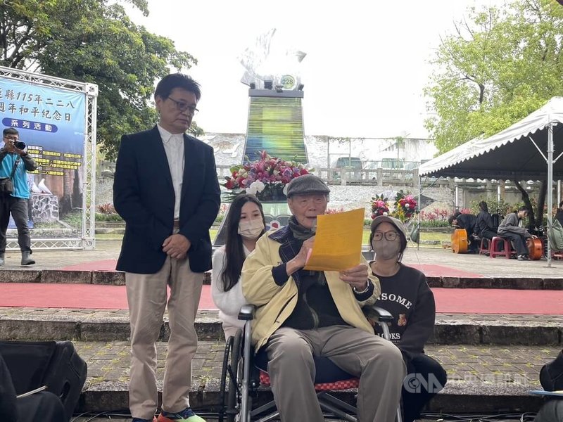 花蓮228關懷協會28日舉行追思音樂會，101歲的受難者廖丙盛（右2）由家屬陪同出席致詞表示，活到這個年紀，很多事情都淡了，有些記憶一輩子都不會忘記，選擇將希望留給下一代。中央社記者張祈攝 115年2月28日