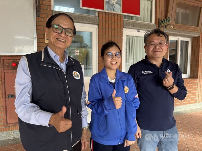 雲林縣文生中學學生林玥如（中）大學學測成績5科滿級分，她28日受訪分享學習過程，最愛與老師挑戰習題。老師也笑說「有時看到她都會怕」，樂見她主動學習的精神。中央社記者姜宜菁攝　115年2月28日