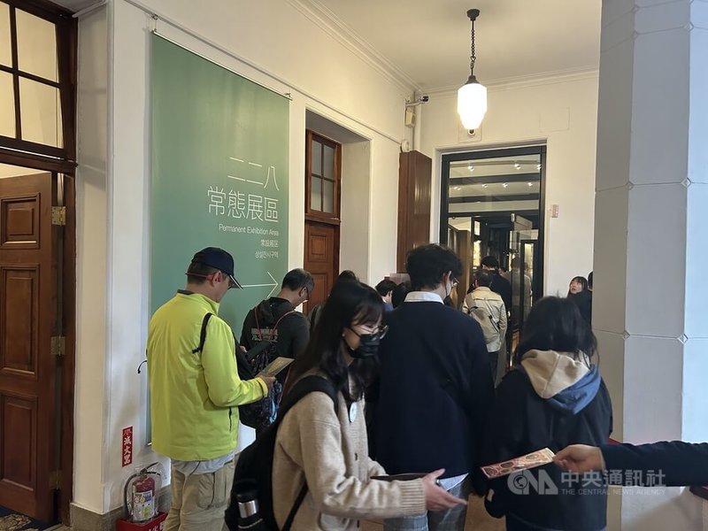 228事件79週年，二二八國家紀念館28日單日參觀人次突破2000人次，打破114年同日紀錄；在2樓常態展區人潮多到必須排隊入場。中央社記者邱祖胤攝　115年2月28日