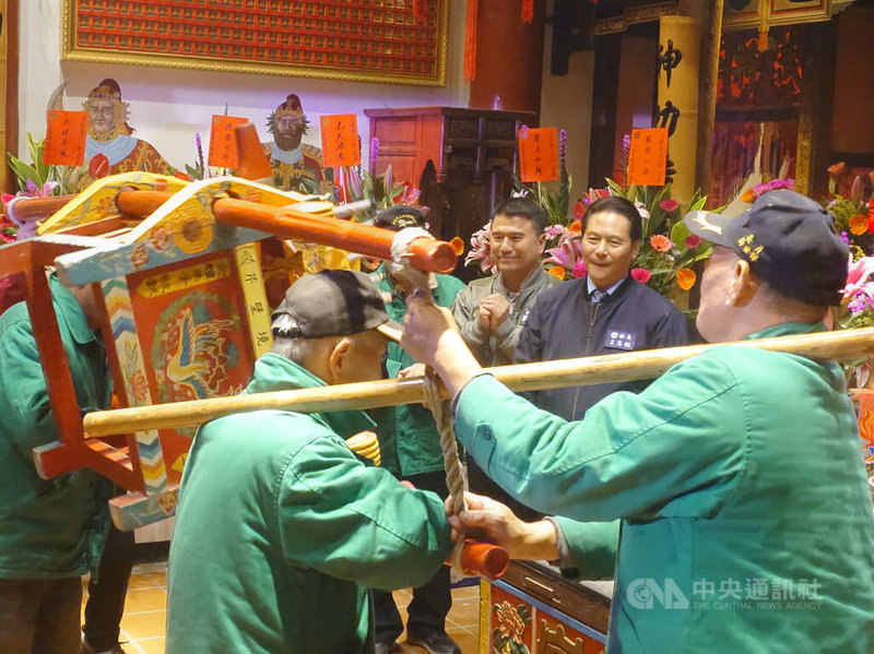 馬祖年度大型民俗慶典的2026馬祖擺暝文化祭，27日晚間以「上彩暝」點燈儀式揭開序幕。連江縣長王忠銘（後右）與陸軍馬祖防衛指揮部指揮官尹昌榮（後左），在輪值主辦的芹壁境天后宮鐵甲元帥廟，體驗北竿獨特的「扛乩問事」習俗。中央社記者潘欣彤攝　115年2月28日