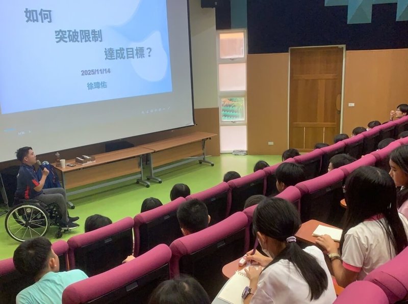 教育部28日發布新聞稿,介紹多名總統教育獎得主成為生命教育人才庫講師的故事。徐瑋佑(前左)到學校分享自己如何突破「橫斷性脊髓炎」的限制。(教育部提供)中央社記者陳至中台北傳真 115年2月28日