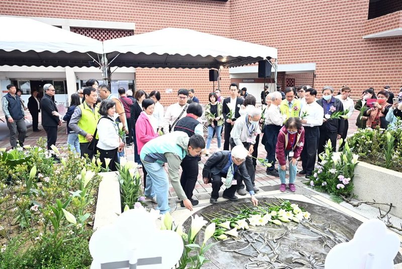 彰化縣政府28日於彰化縣立圖書館前廣場舉行228和平紀念日活動，與會者在紀念碑前獻上百合花。縣長王惠美出席表示，228事件是台灣歷史一段不可遺忘的記憶，得來不易的民主成果需要大家共同守護。（彰化縣政府提供）中央社記者鄭維真傳真 115年2月28日