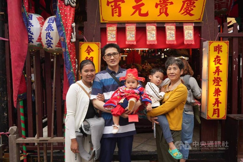 屏東縣佳冬鄉六根莊三山國王廟28日舉行新丁新枝祭，住在廟附近的林姓民眾（左2）受訪表示，他兒時曾被母親帶來作新丁，2年前帶長子參加，今年則帶女兒前來，代代傳承更具意義。中央社記者黃郁菁攝　115年2月28日