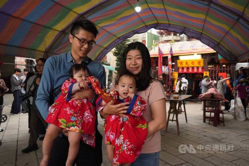 屏東縣佳冬鄉六根莊三山國王廟28日舉行新丁新枝祭，一對來自東港、非客家人的夫妻曾來此求子，此行除準備盆花與新丁粄向伯公致謝，也為雙胞胎祈求平安健康。中央社記者黃郁菁攝　115年2月28日