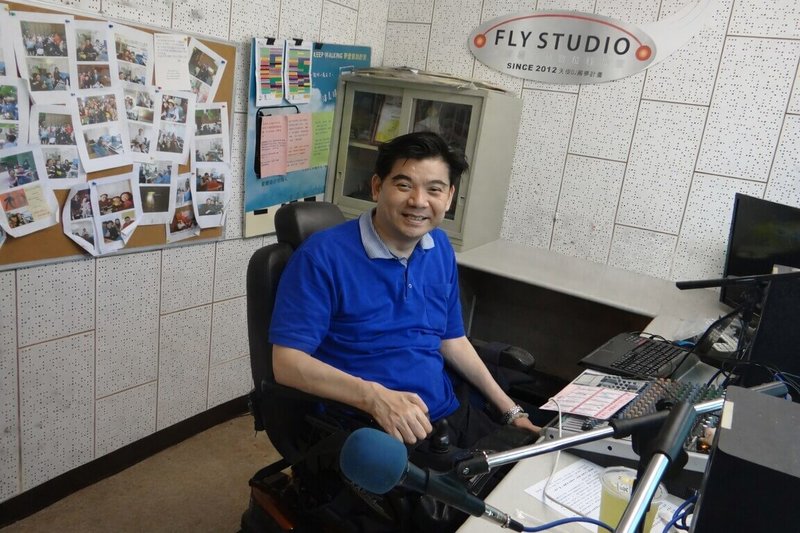 教育部28日發布新聞稿，介紹多名總統教育獎得主成為生命教育人才庫講師的故事。頸椎損傷的許豈逢（圖）自學架設網站，並主持廣播節目分享人生故事。（教育部提供）中央社記者陳至中台北傳真　115年2月28日