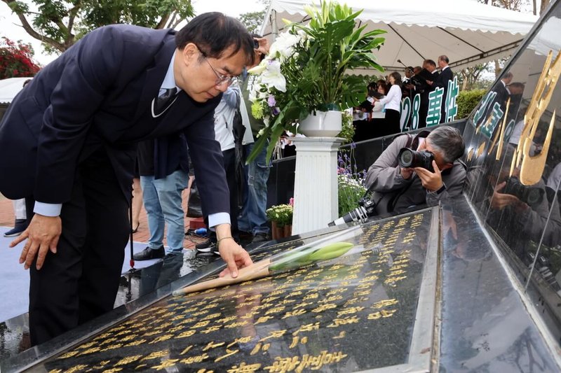 28日是228和平紀念日，台南市各界在新營區228紀念公園默禱追思和獻花。圖為台南市長黃偉哲在紀念碑前獻上百合花。（台南市政府提供）中央社記者張榮祥台南傳真 115年2月28日