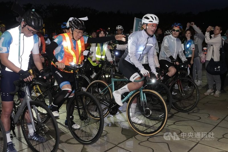 民眾黨主席黃國昌（前左3）與創黨主席柯文哲（前左2）等人28日清晨，在台北關渡宮出席「民眾黨一日北高」活動，柯文哲向黃國昌示意先走。中央社記者徐肇昌攝 115年2月28日