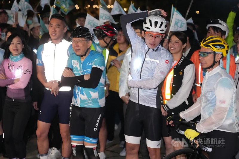 民眾黨主席黃國昌(前左4)與創黨主席柯文哲(前左3)等人28日清晨,在台北關渡宮出席「民眾黨一日北高」活動,由於低溫,柯文哲在出發前頻頻抱胸打哆嗦。中央社記者徐肇昌攝 115年2月28日