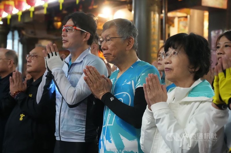 民眾黨主席黃國昌(右3)與創黨主席柯文哲(右2)、醫師陳佩琪(右)等人28日清晨,在台北關渡宮出席「民眾黨一日北高」活動,眾人在出發前參拜天上聖母媽祖(關渡媽)。中央社記者徐肇昌攝 115年2月28日