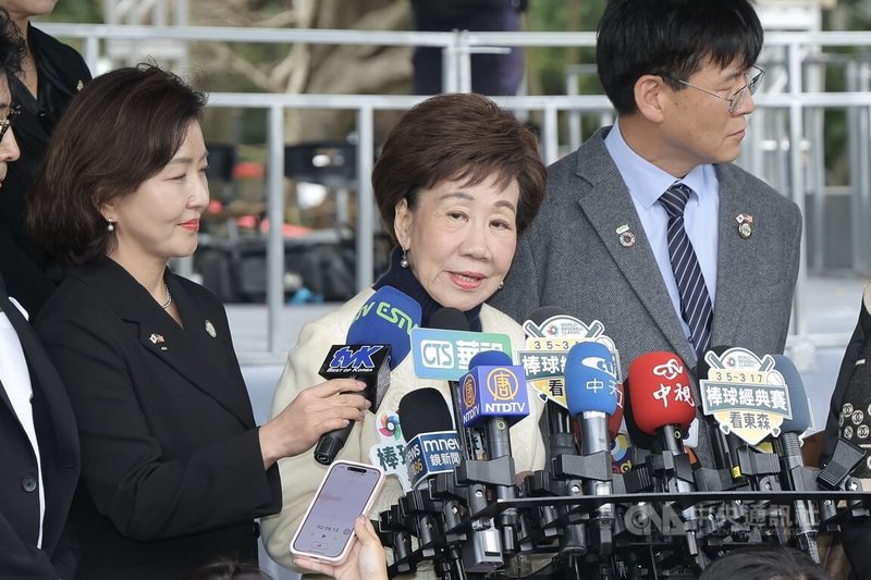 前副總統呂秀蓮（中）28日出席台北市228事件79週年紀念會，會後受訪時呼籲眾人公正理解228歷史，不要將其當作政爭的藉口，一同拒絕任何型態的族群衝突，讓台灣更加美好。中央社記者翁睿坤攝　115年2月28日