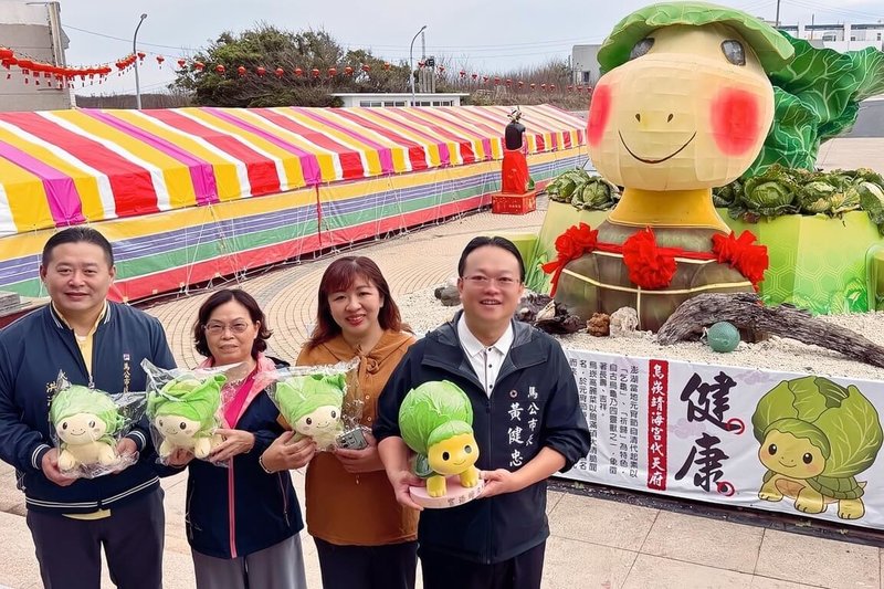 澎湖烏崁靖海宮「賀新春．慶元宵」系列活動28日登場，民眾獲3聖筊有大明蝦或大生蠔等海鮮，期間還搭配推出公益捐款活動。（馬公市公所提供）中央社 115年2月28日