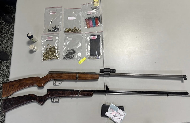 屏東九如堤防火警起因疑3名男子為狩獵點火,警方在鍾姓男子駕駛自小貨車內查扣獵槍2支、喜德釘110顆、鋼珠70顆及打火機等物。(屏東縣政府警察局里港分局提供)中央社記者黃郁菁傳真 115年2月28日