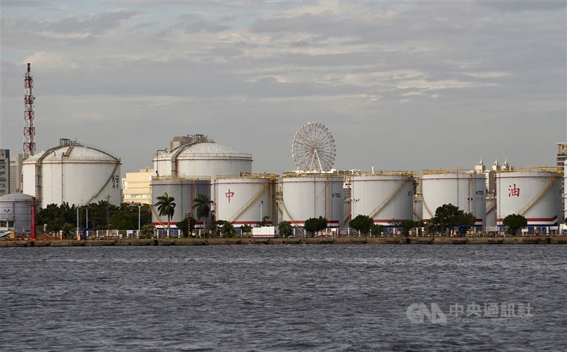 台灣中油公司28日宣布，今年3月各類用戶天然氣價格平均調漲3%，以一般家庭月均用氣量計算，每月支出微增約新台幣5到7元。圖為中油前鎮儲運所一景。（中央社檔案照片）
