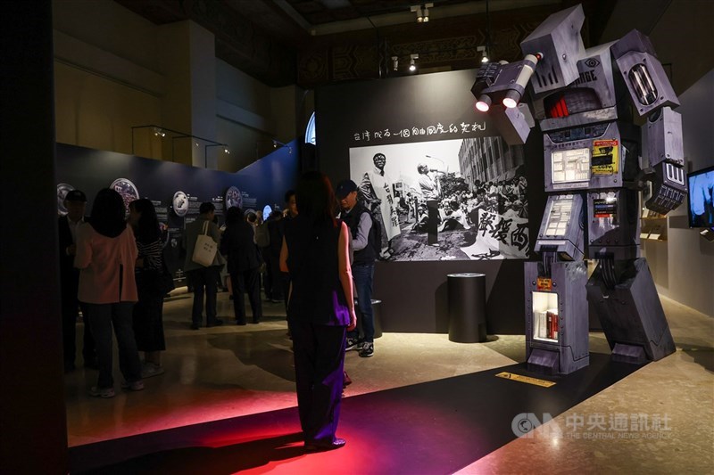 正在中正紀念堂展出的「自由花蕊」，展區入口處一座大型裝置彷彿監視著每一位參觀者，呈現過去人民遭受威權體制監控的意象。（中央社檔案照片）