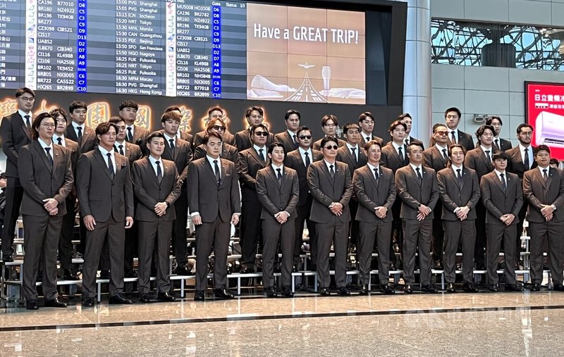 世界棒球經典賽（WBC）台灣隊28日在桃園國際機場搭機，前往日本宮崎準備官辦熱身賽，圖為選手與教練團合影。中央社記者蘇志畬攝　115年2月28日