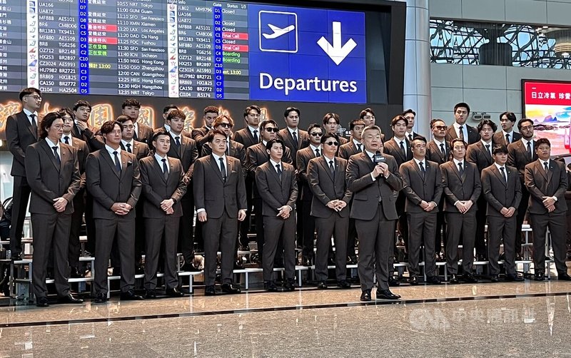 世界棒球經典賽（WBC）台灣隊28日從桃園國際機場出發，前往日本宮崎參加官辦熱身賽，中華職業棒球大聯盟會長兼台灣隊領隊蔡其昌（前）致詞。中央社記者蘇志畬攝　115年2月28日