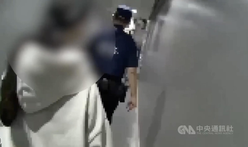 台北捷運中山站出口26日發生持刀作勢恫嚇事件，警方27日晚間查獲涉案的48歲周女送辦。（翻攝照片）中央社記者黃麗芸傳真 115年2月28日