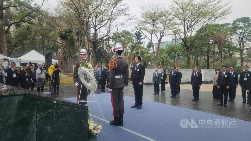 總統賴清德28日南下高雄出席228事件中樞紀念儀式,結束後至228和平紀念公園獻花致意。中央社記者洪學廣攝 115年2月28日