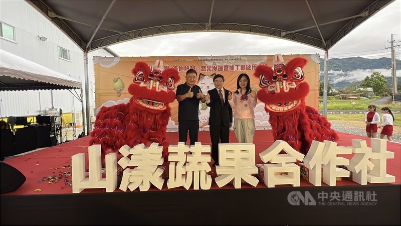 農業部力挺釋迦農，農糧署副署長陳啟榮 （中）28 日在民進黨立委陳瑩（右1）、莊瑞雄（左1）陪同下宣布對配合鳳梨釋迦產銷調節的加工業者提供專案貸款及補助果品採購周轉金利息。中央社記者盧太城台東攝  115年2月28日