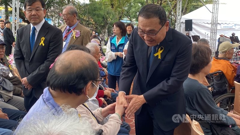 新北市228事件79週年追思紀念儀式28日下午在三重區228和平公園舉行，新北市長侯友宜（前右）在儀式開始前，向現場與會受難者家屬握手致意。中央社記者黃旭昇攝　115年2月28日