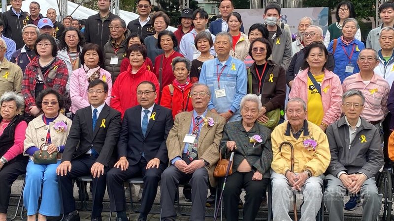 新北市228事件79週年追思紀念儀式28日在三重區228和平公園舉行，新北市228總會理事長洪顯詔（前右4）、受難者王瑞國遺孀周金桂（前右3）、受難者林義吉長子林國泰（前右2）等人與市長侯友宜（前左4）在紀念碑前合影。中央社記者黃旭昇攝　115年2月28日