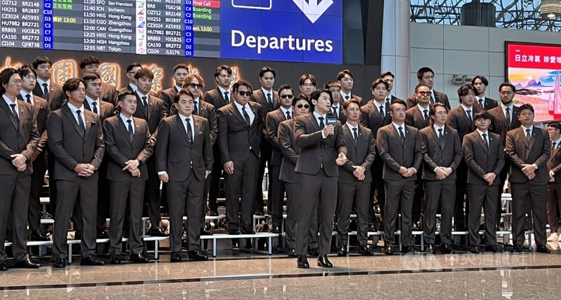 世界棒球經典賽（WBC）台灣隊28日在桃園機場搭機，前往日本宮崎準備進行官辦熱身賽，隊長陳傑憲（前）向球迷喊話，希望前進邁阿密。中央社記者蘇志畬攝　115年2月28日