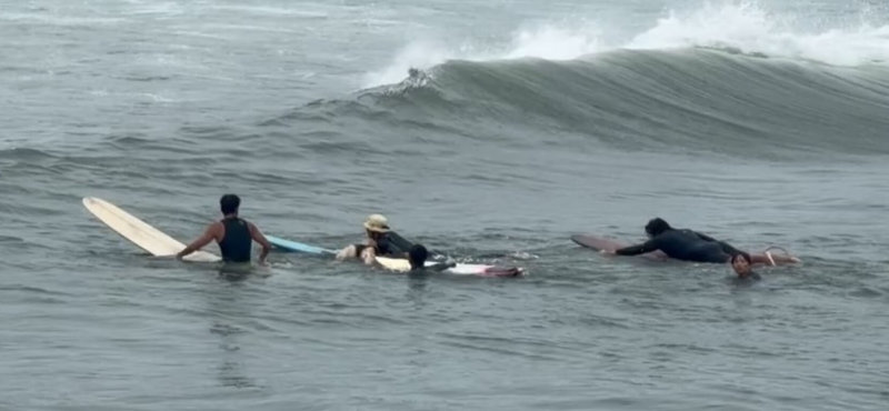 花蓮縣美崙溪出海口28日上午傳出男子落水意外，附近衝浪客發現後，合力救男子上岸，但海巡協助送醫仍不治，事故原因待釐清。（海巡提供）中央社記者張祈傳真 115年2月28日