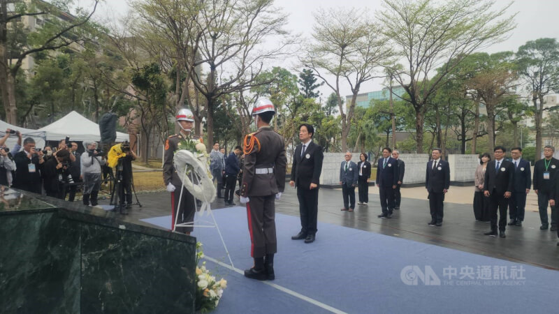 總統賴清德28日南下高雄出席228事件中樞紀念儀式，結束後至228和平紀念公園獻花致意。中央社記者洪學廣攝　115年2月28日