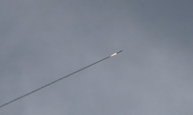 以色列部署在耶路撒冷的防空系統28日射出以攔截來自伊朗的攻擊。（路透社）