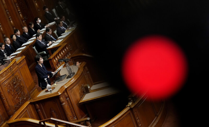 日本首相高市早苗27日在國會答詢。（共同社）