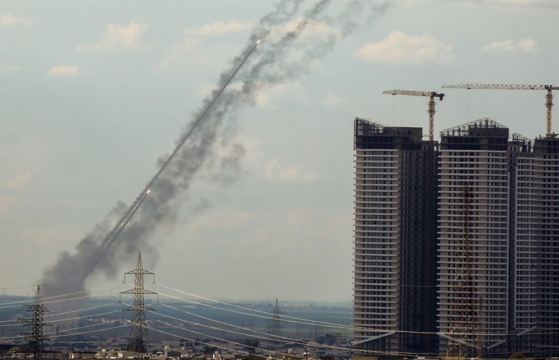 伊拉克防空系統28日在阿比爾國際機場（Erbil International Airport）上方攔截伊朗射向美軍基地的飛彈和無人機。該機場營地2022年曾有美軍駐紮。（安納杜魯新聞社）