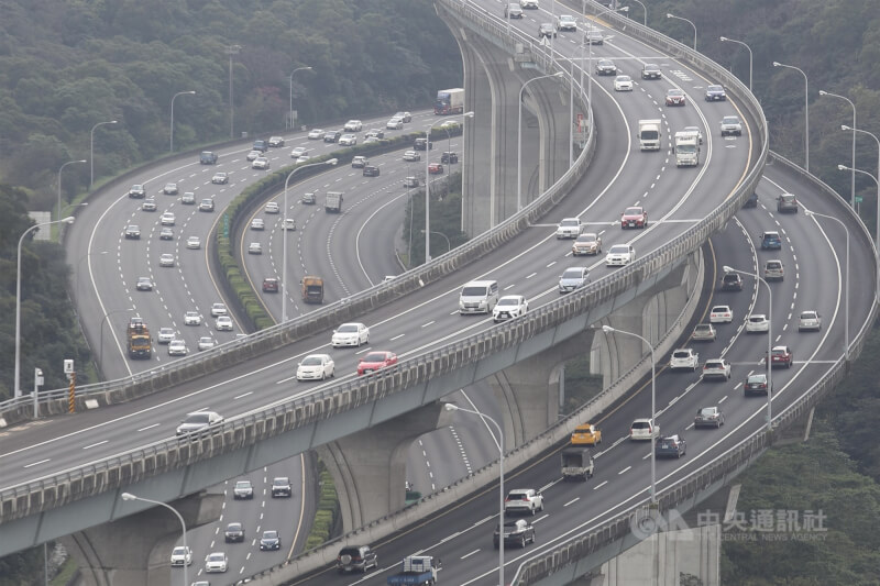 圖為國1中山高林口段車流。（中央社檔案照片）