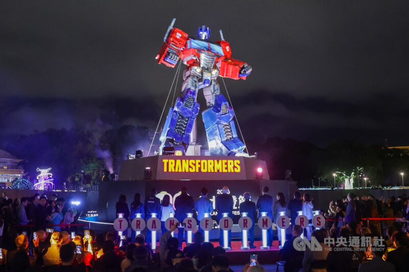 圖為台北燈節花博展區10公尺高「變形金剛」柯博文主燈。（中央社檔案照片）