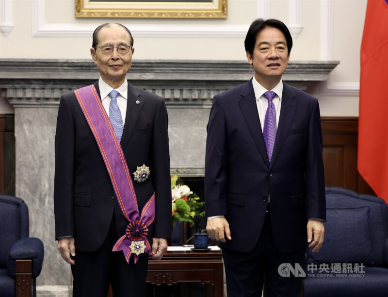 總統賴清德（右）26日在總統府頒授旅日棒球名將王貞治（左）「一等景星勳章」，表彰他在台日兩國棒球運動發展與交流的貢獻。中央社記者張皓安攝　115年2月26日