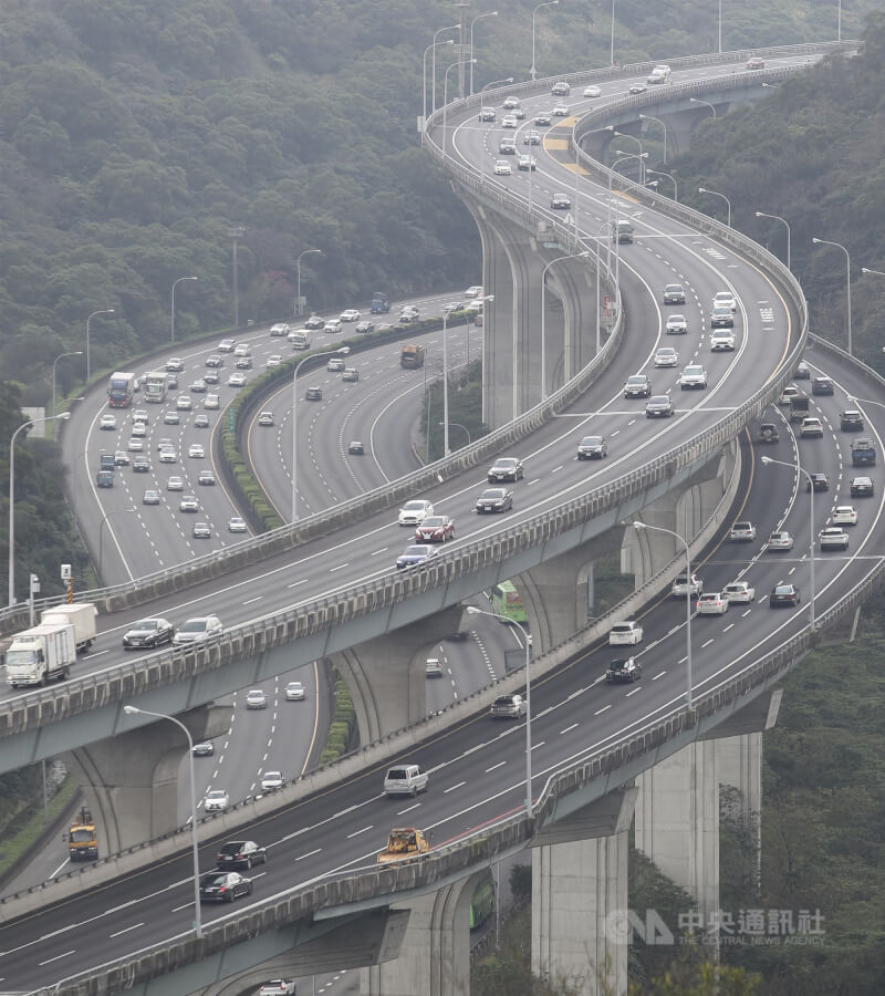 圖為國1林口段車潮。（中央社檔案照片）
