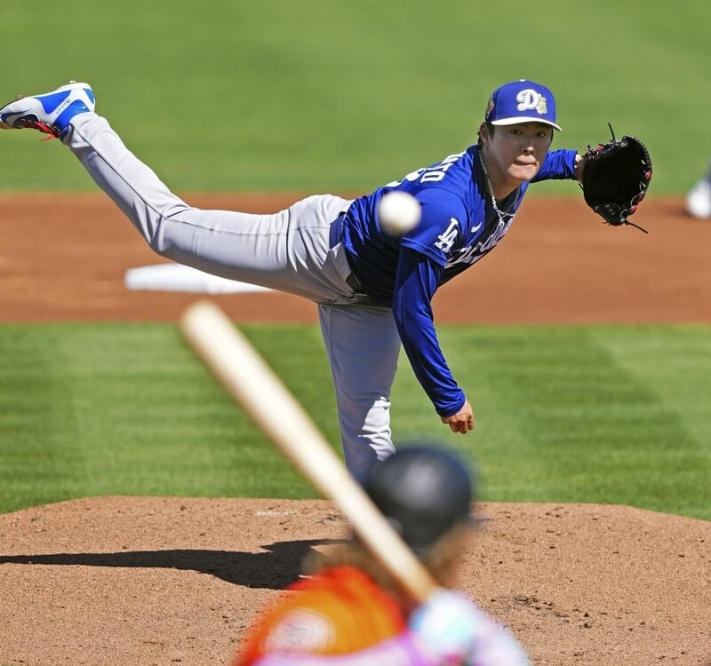 日本強投山本由伸美國時間27日在美職春訓熱身賽先發登板，投3局被打出5支安打失2分。（共同社）