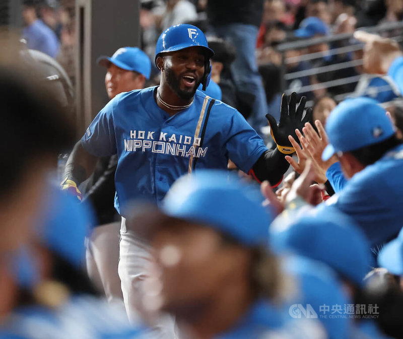 2026台日棒球國際交流賽28日最後一天賽事由中職味全龍隊與日職北海道日本火腿鬥士隊在台北大巨蛋交手，火隊鬥士隊新洋砲卡斯楚（Rodolfo Castro）（中）2局開轟，助隊拉開比分。中央社記者張新偉攝　115年2月28日