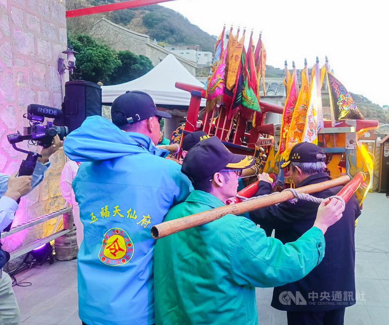 2026馬祖擺暝文化祭27日起於北竿鄉登場。27日晚間「上彩暝」點燈儀式開始前，各廟宇信眾組成的「乩將」，各自抬著所屬廟宇的神轎，集結於輪值主辦的芹壁天后宮鐵甲元帥廟。信眾指出，2神轎相互靠近「鞠躬」、「交頭接耳」，為神明間互相打招呼致意。是北竿獨特的「扛乩」抬神轎習俗之一。中央社記者潘欣彤攝　115年2月28日