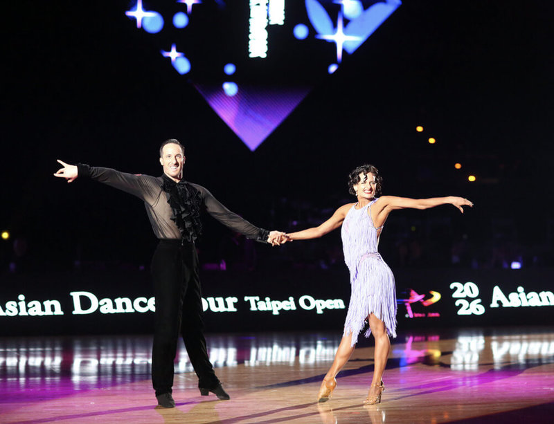 台北市體育局表示，「2026國標舞亞巡賽－台北公開賽」世界職業公開拉丁組冠軍，由代表義大利的Massimo Arcolin（左）與Laura Arcolinova（右）獲得。（台北市體育局提供）中央社記者楊淑閔傳真　115年3月1日
