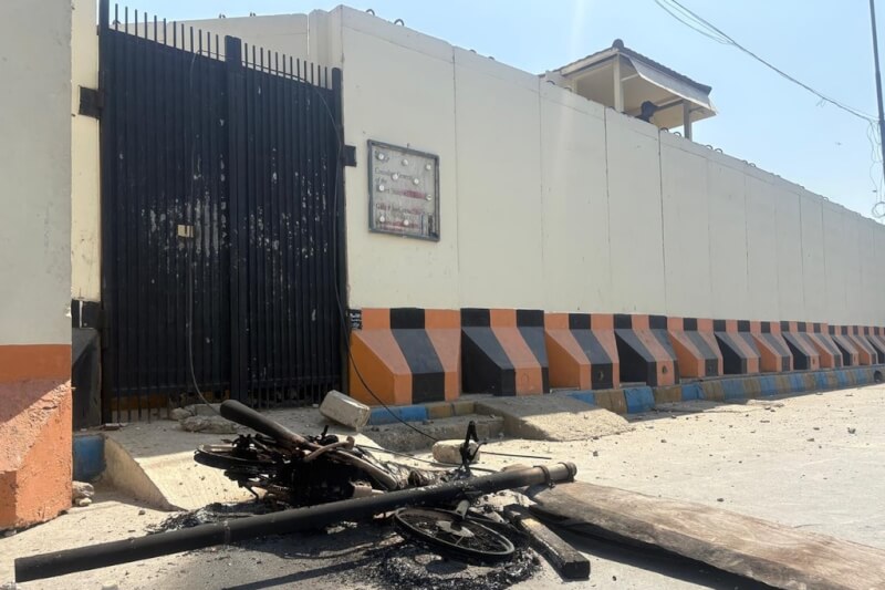 巴基斯坦數百名挺伊朗民眾1日試圖硬闖美國駐喀拉蚩領事館，門口前一輛機車被燒毀。（美聯社）