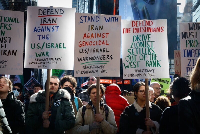 紐約民眾2月28日上街抗議美國和以色列對伊朗的空襲。（美聯社）