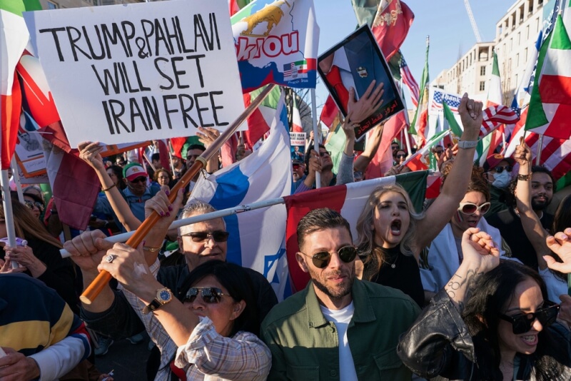 圖為支持美國與以色列的民眾在白宮附近遊行。（美聯社）