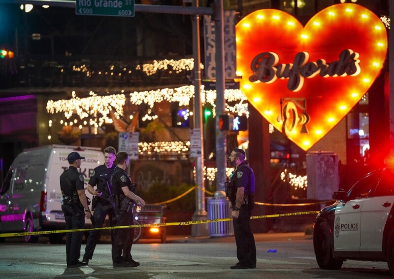 美國德州首府奧斯汀一間酒吧1日發生槍擊事件，警方封鎖現場展開調查。（Jay Janner/Austin American-Statesman via 美聯社）