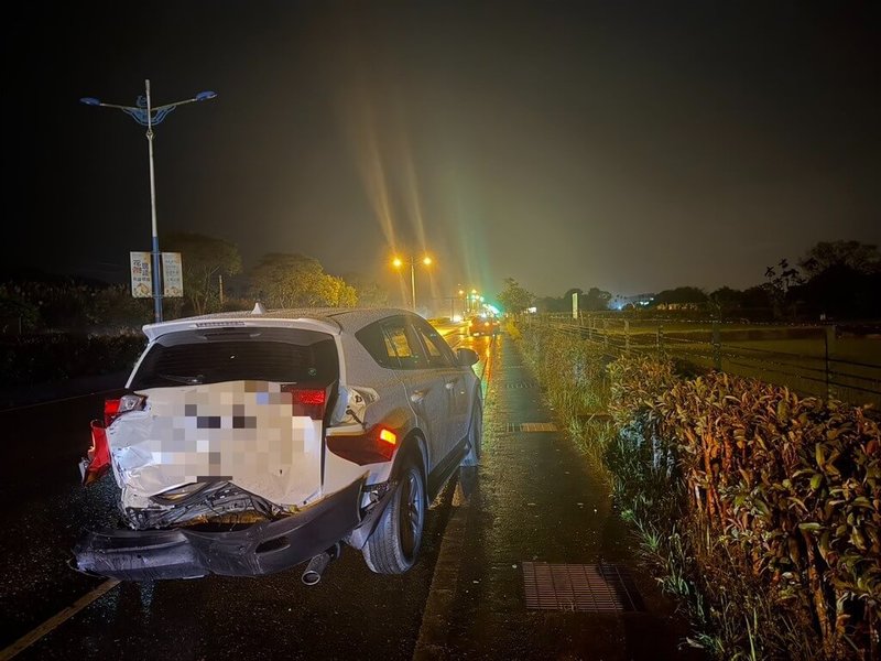 花蓮台9線北上221.2公里處2月28日晚間發生一起追撞交通事故，鳳林警分局王姓員警酒駕，造成3人受傷，警方表示，絕不護短，依公共危險罪嫌送辦。（民眾提供）中央社記者李先鳳傳真　115年3月1日