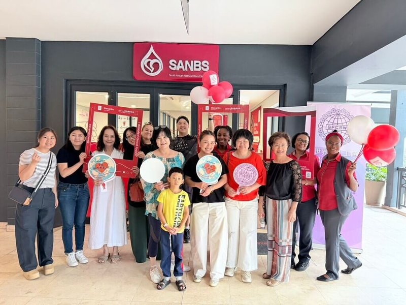 世華南非分會攜手台大EMBA校友，於28日舉辦「全球捐血馬拉松：南非站」。僑務顧問黃金鑾（前排右1）、世華南非分會長金曉昀（前排右3）及世華南非分會理監事丁雅甄（前排左1）參加捐血。（世華南非分會提供）中央社記者李依璇約翰尼斯堡傳真  115年3月1日