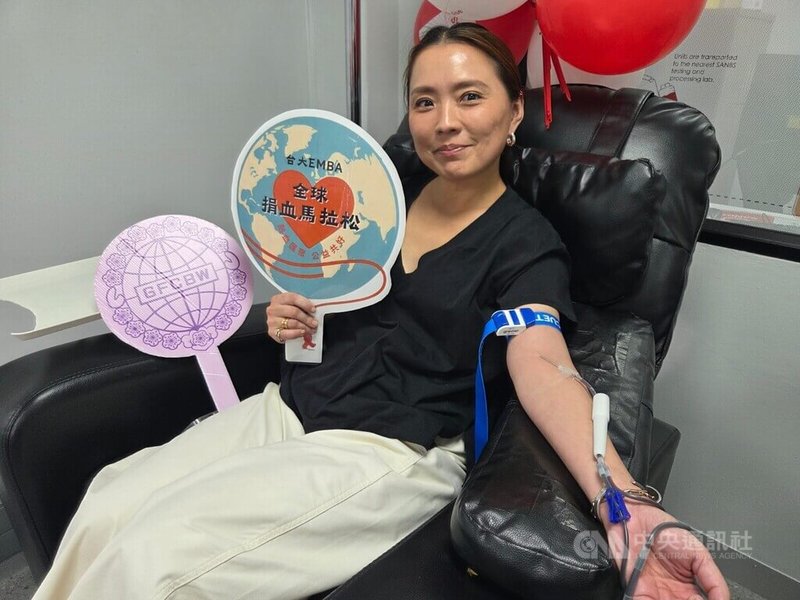 「全球捐血馬拉松:南非站」活動中,世華南非分會長金曉昀用行動支持公益,體驗人生第一次捐血。中央社記者李依璇約翰尼斯堡攝 115年3月1日
