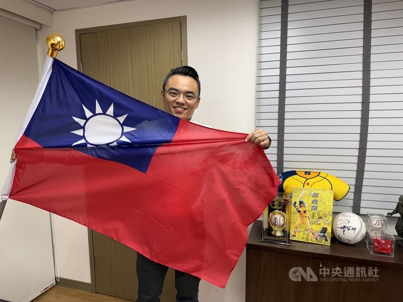 世界棒球經典賽（WBC） 即將開打，看球超過30年的資深棒球迷、國民黨立委洪孟楷6日將帶著國旗等應援物品飛往東京，幫中華隊加油，並發布祭品文，倘若中華隊成功晉級WBC複賽，將發放300份雞排。中央社記者王揚宇攝　115年3月1日
