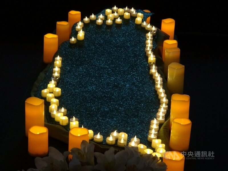 洛杉磯台灣會館舉行二二八追思會，用燭光擺滿台灣地圖，象徵對受難者的追思。中央社記者林宏翰洛杉磯攝 115年3月1日