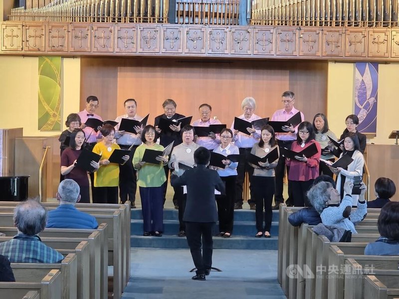 白鷺鷥與水牛合唱團在紀念會上演唱了「百合花」和「榮耀的日光」2首曲子,唱出心中的祈禱與祝福。中央社記者程愛芬溫哥華攝 115年3月1日