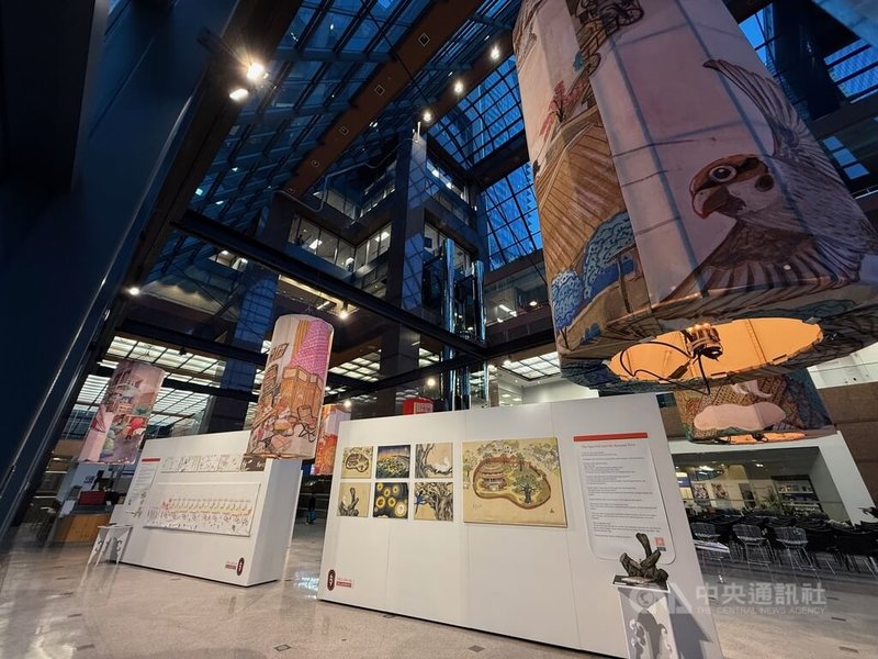 溫哥華市中心著名的藝廊內展出周見信作品，除了以圖像敘事呈現外，還化身成巨型燈籠。中央社記者程愛芬溫哥華攝　115年3月1日